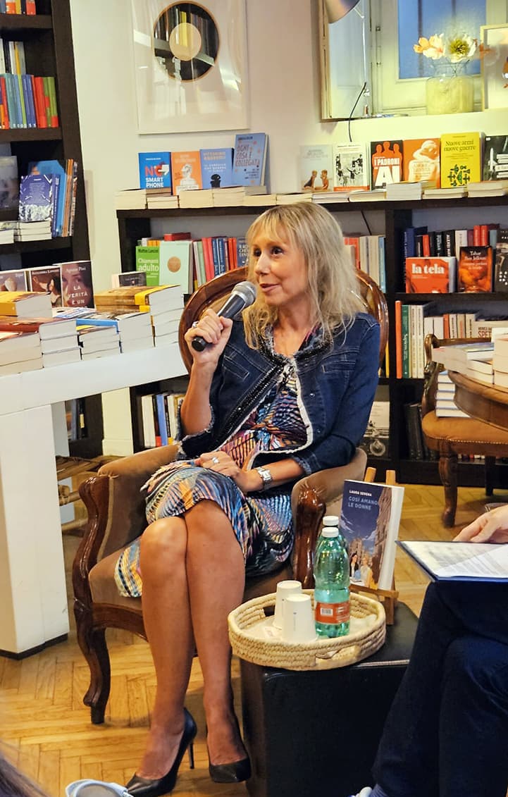 Laura Serena presenta il suo romanzo in una libreria